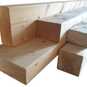 Drei nebeneinander liegende Holzbalken aus hellem Holz, die unterschiedliche Größen haben und eine gerade, gehobelte Oberfläche aufweisen.