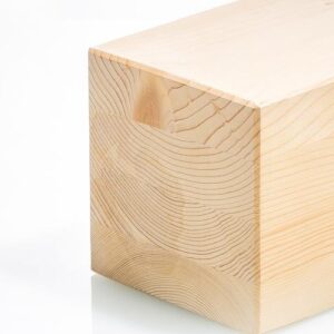 Nahaufnahme eines rechteckigen Holzbalkens mit deutlich sichtbarer Maserung.