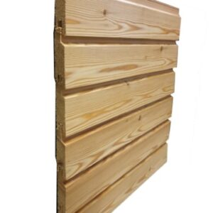 Holzvertäfelung mit mehreren horizontalen Brettern in einer natürlichen hellbraunen Farbe, die eine leichte Maserung aufweist.