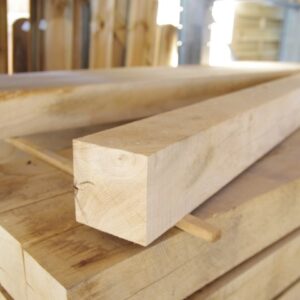 Ein Stapel von geschnittenen Holzplanken in einem Lagerhaus.