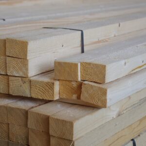 Gestapelte Holzbretter verschiedener Größen, zusammengehalten mit schwarzen Bändern.