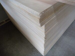 Ein Stapel Sperrholzplatten auf einem Betonboden.