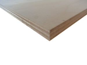 Nahaufnahme einer Holzplatte, die aus mehreren Schichten von Sperrholz besteht, mit einer gleichmäßigen Oberfläche und sichtbaren Kanten.