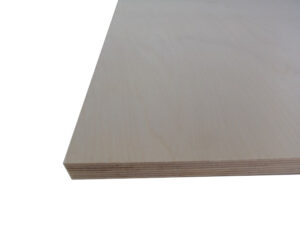 Nahaufnahme einer Holzplatte aus Schichtholz mit mehreren Lagen, die eine helle Oberfläche hat.