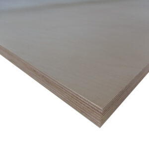 Nahaufnahme einer Stapelschicht von Sperrholzplatten mit sichtbarer Schichtung.