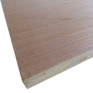 Nahaufnahme einer Holzplatte mit glatter, hellbrauner Oberfläche und sichtbarem Schichtaufbau an der Kante.