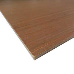 Ein Blatt Holzfurnier mit einer glatten, glänzenden Oberfläche und einem geschichteten Rand, der die verschiedenen Holzschichten zeigt.