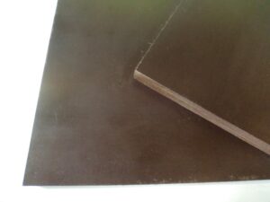 Zwei Holzplatten mit glatter, dunkler Oberfläche, übereinander auf einem weißen Hintergrund.