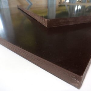 Nahaufnahme von zwei übereinander liegenden, rechtwinkligen Sperrholzplatten mit einer glänzenden, dunkelbraunen Oberfläche.