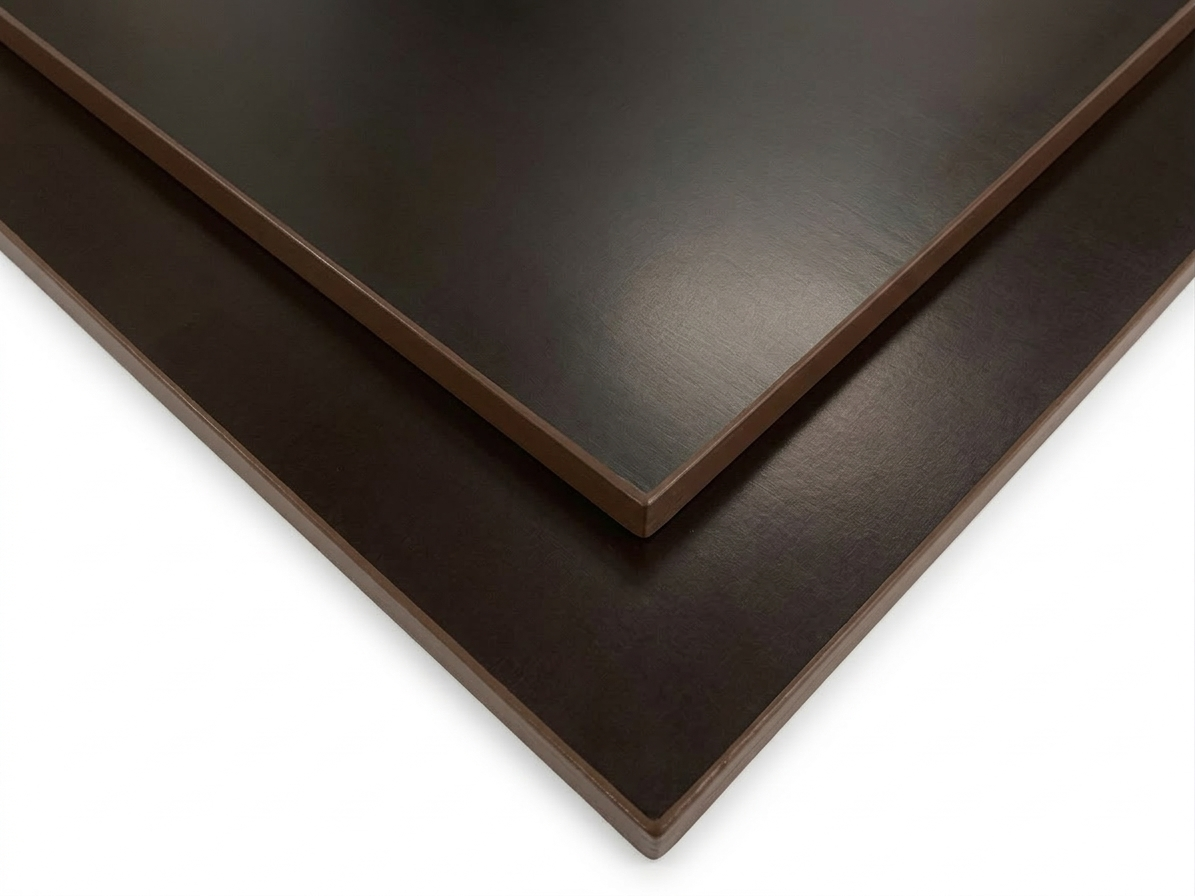 Zwei braune, rechteckige Holzplatten gestapelt in einer leichten Schrägansicht.