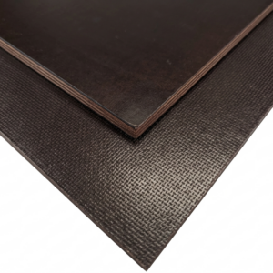 Zwei übereinander liegende, dunkelbraune Platten mit unterschiedlicher Textur, eine glatt, die andere strukturiert.