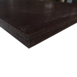 Nahaufnahme einer dunklen, mehrschichtigen Holzplatte mit geschichteter Kante.