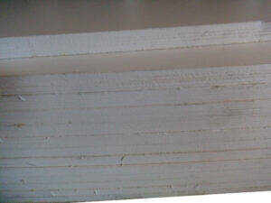 Ein Stapel weißer Styroporplatten mit sichtbarer Textur an den Seiten.