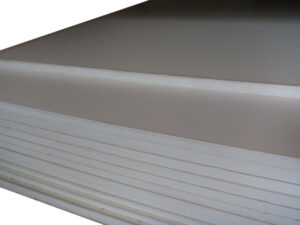 Nahaufnahme einer Stapel weißen Papierbogens von der Seite mit klaren Kanten und Schichten.