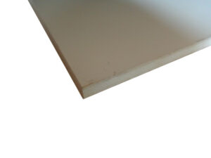 Nahaufnahme einer Kante einer Holz- oder Spanplatte mit einer glatten, hellen Oberfläche.