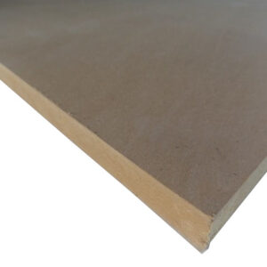 Nahaufnahme einer Holzkante, möglicherweise eines MDF-Platte, mit glatter Oberfläche und heller Farbe.