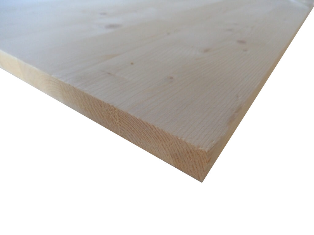 Nahaufnahme einer hellen Holzplatte mit glatter Oberfläche und erkennbaren Holzmaserungen, die schräg nach oben verläuft.