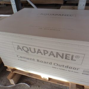 Stapel von Aquapanel-Zementplatten auf einer Holzpalette, beschriftet mit "Cement Board Outdoor" und Größenangaben.