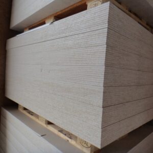 Ein Stapel heller, horizontal platzierter Platten auf einer Holzpalette, die mit dem EPAL-Zeichen markiert ist.