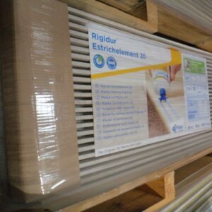 Ein Stapel von Rigidur Estrichelementen 20, verpackt in Kunststofffolie, auf einer Holzpalette gelagert.