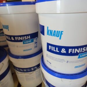 Mehrere weiße Eimer der Marke Knauf mit blauer Aufschrift "Fill & Finish Light", gestapelt in einem Lagerbereich.