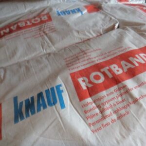 Eine Verpackung mit der Aufschrift 'KNAUF ROTBAND', ein Gipsputzprodukt zum Glätten.