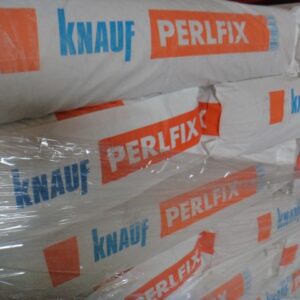 Gestapelte Säcke mit der Aufschrift 'Knauf Perlfix' in blau und orange, teilweise in Plastikfolie eingewickelt.
