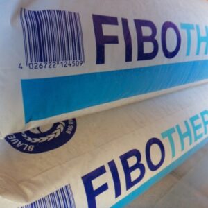 Nahaufnahme von zwei gestapelten Säcken mit der Aufschrift 'FIBOTHERM', wobei ein Barcode an einem der Säcke sichtbar ist.