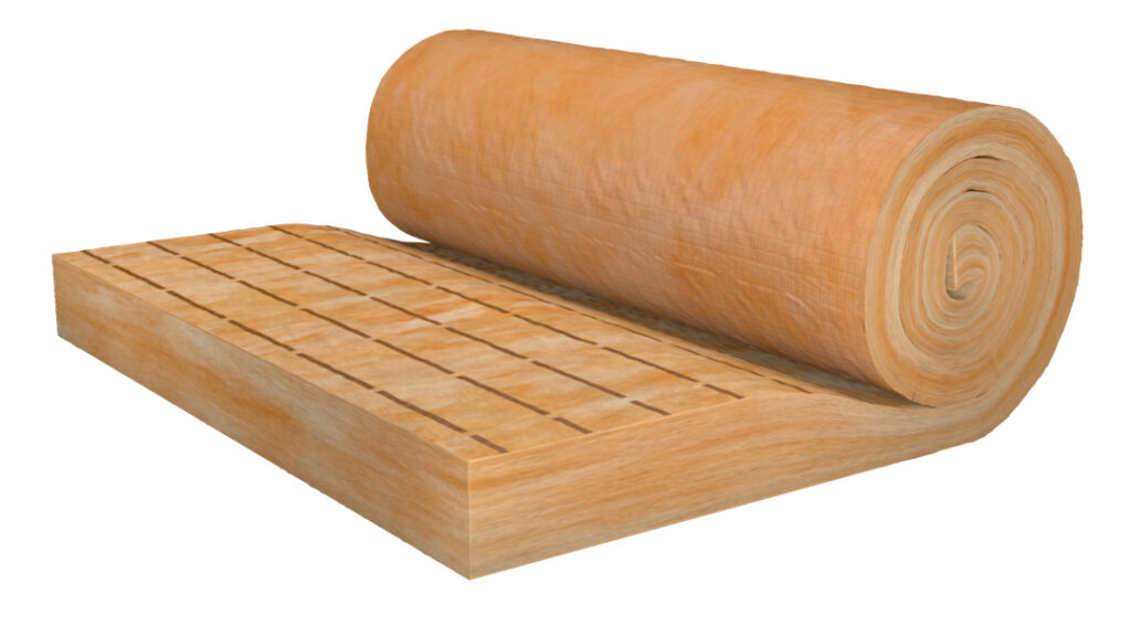 Eine Rolle Mineralwolleisolierung auf einem weißen Hintergrund, teilweise ausgerollt, um die dichte, faserige Struktur zu zeigen.