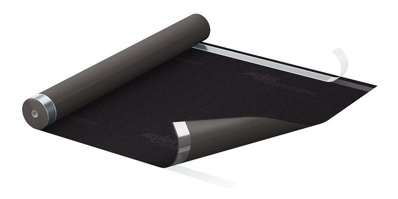 Eine teilweise entrollte Rolle mit schwarzem Material, wahrscheinlich Dachfolie, mit silbernen Kanten.