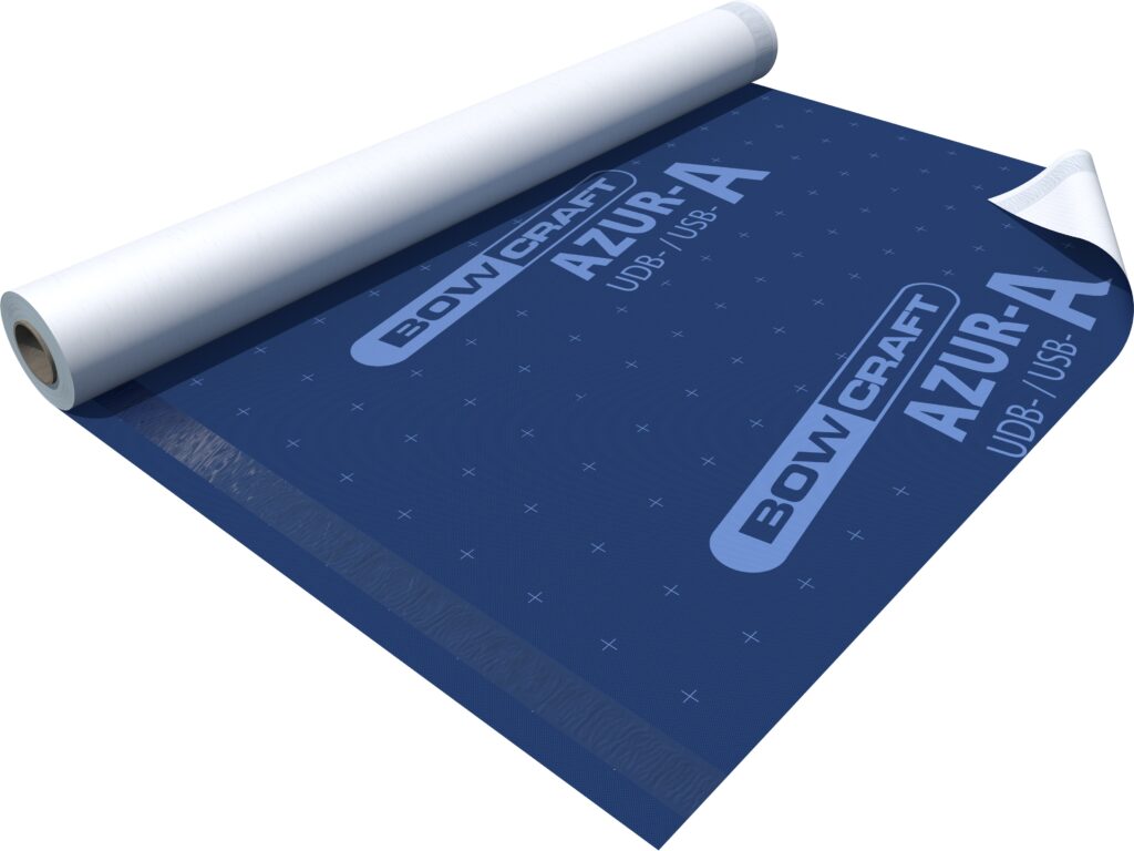 Eine Rolle blauer Dachfolie mit der Aufschrift "BOW CRAFT AZUR-A UDB-USB" und einem aufgerollten Ende zur Darstellung des Produkts im entfalteten Zustand.