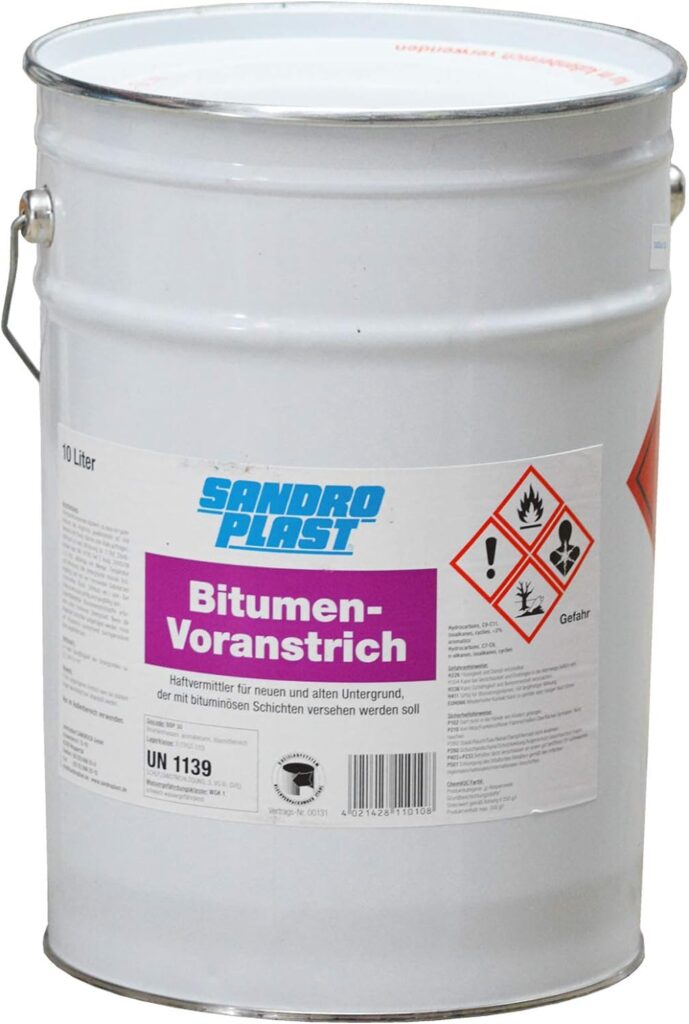 Ein weißer Metalleimer mit einem Fassungsvermögen von 10 Litern, der mit einem Etikett versehen ist, das "Sandro Plast Bitumen-Voranstrich" zeigt, enthält Warnsymbole für Gefahren wie Entflammbarkeit und Gesundheitsgefahr.