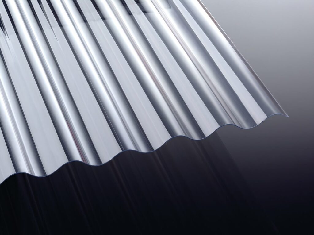 Transparente Wellplatte aus Kunststoff vor einem dunklen Hintergrund.