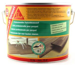Ein 13 kg Eimer mit Sika Bond-54 Parkettklebstoff, der für die Verklebung von Parkettböden geeignet ist. Die Verpackung ist rot und gelb, mit einer Abbildung eines verlegten Parkettbodens und einer grafischen Darstellung der enthaltenen Informationen über die lösemittelfreie und geruchsarme Formel, die einfach zu verarbeiten ist.