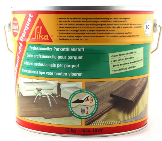 Ein 13 kg Eimer mit Sika Bond-54 Parkettklebstoff, der für die Verklebung von Parkettböden geeignet ist. Die Verpackung ist rot und gelb, mit einer Abbildung eines verlegten Parkettbodens und einer grafischen Darstellung der enthaltenen Informationen über die lösemittelfreie und geruchsarme Formel, die einfach zu verarbeiten ist.
