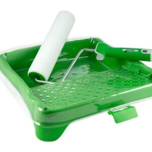 Grüne Farbschale mit einem weißen Farbroller darauf, ideal zum Malen oder Streichen von Oberflächen.