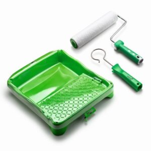 Ein grünes Farbroller-Set bestehend aus einer Farbwanne, einem Farbroller mit weißer Walze und zwei grünen Griffen, die auf einem weißen Hintergrund angeordnet sind.