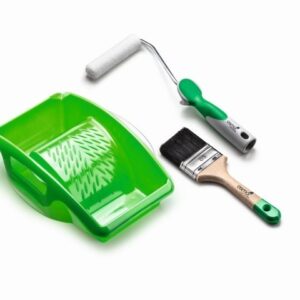 Malerset bestehend aus einer grünen Farbschale, einem Farbroller mit grünem Griff und einer weißen Rolle sowie einem Pinsel mit Holzgriff und schwarzem Borstenkopf auf weißem Hintergrund.
