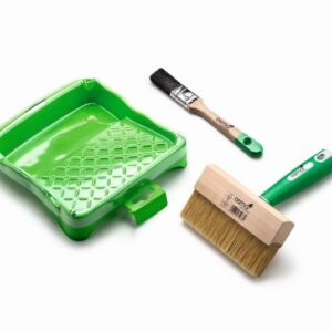 Ein grünes Farbrollerbehälter-Set mit einem kleinen Pinsel und einem großen Flachpinsel, beide mit Holzgriff.