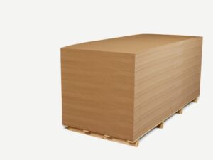 Ein großer Stapel brauner Kartonplatten auf einer Holzpalette.
