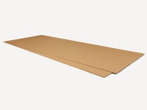 Zwei braune Kartonplatten übereinander liegend auf hellem Hintergrund.