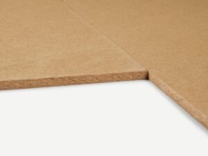 Nahaufnahme von zwei nahtlos aneinanderliegenden braunen Holzplatten auf einer weißen Oberfläche.