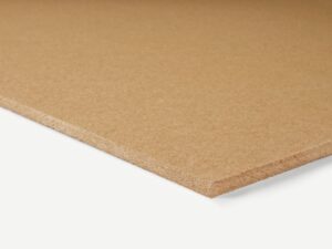 Nahaufnahme einer Spanplatte mit glatter, hellbrauner Oberfläche und abgeschrägter Kante.