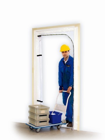 Ein Arbeiter in blauer Arbeitskleidung und gelbem Schutzhelm zieht einen Handwagen mit Kisten und einem Eimer durch eine Türöffnung.