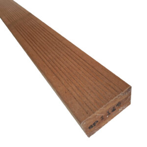 Ein braunes Holzbrett mit feinen, parallelen Rillen auf der Oberfläche, das an einem Ende mit einer Markierung gekennzeichnet ist.