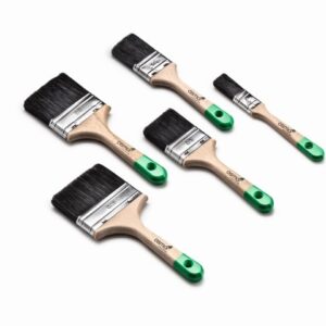 Fünf verschiedene Pinsel mit grünen Griffen in aufsteigender Größe auf weißem Hintergrund.