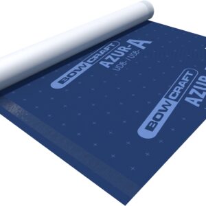 Rolle einer blauen Baufolie mit der Aufschrift "BOW CRAFT AZUR-A UDB-USB", ausgerollt mit einem Streifen an einer Kante sichtbar.