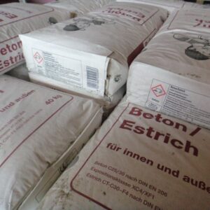 Mehrere Säcke mit der Aufschrift "Beton/Estrich" gestapelt; die Verpackung informiert unter anderem über das Gewicht von 40 kg und die Verwendungen für Innen- und Außenbereiche.