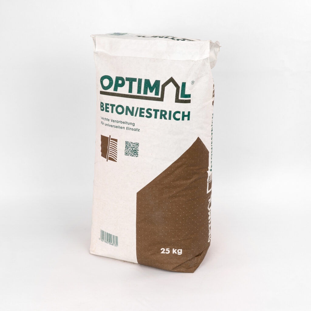 Ein 25 kg Sack mit der Aufschrift "OPTIMALL BETON/ESTRICH" für universellen Einsatz, auf weißem Hintergrund fotografiert.