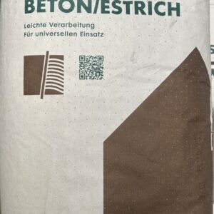 Eine 25-Kilogramm-Packung mit der Aufschrift 'OPTIMAL BETON/ESTRICH' für leichte Verarbeitung und universellen Einsatz, mit einem Strichcode und einem QR-Code auf der Verpackung.